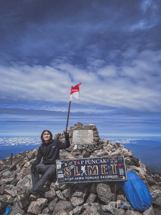 Above the Clouds:
Tomas’s Journey up Mt. Slamet