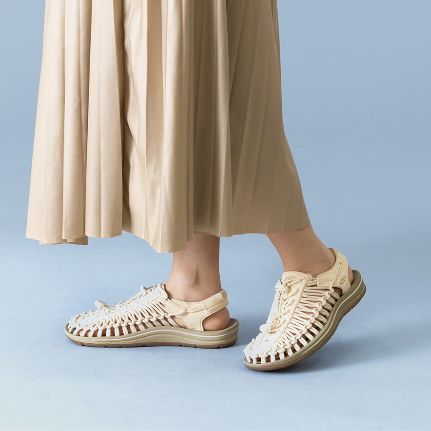 KEEN WOMEN'S UNEEK - LILY PAD/PEACH FUZZ