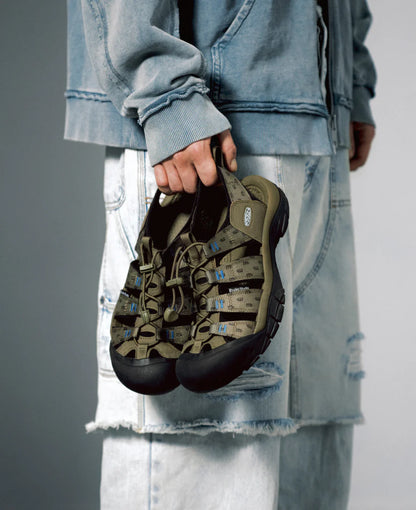 KEEN X ÉTUDES STUDIO MEN'S NEWPORT RETRO - BURNT OLIVE/BLACK