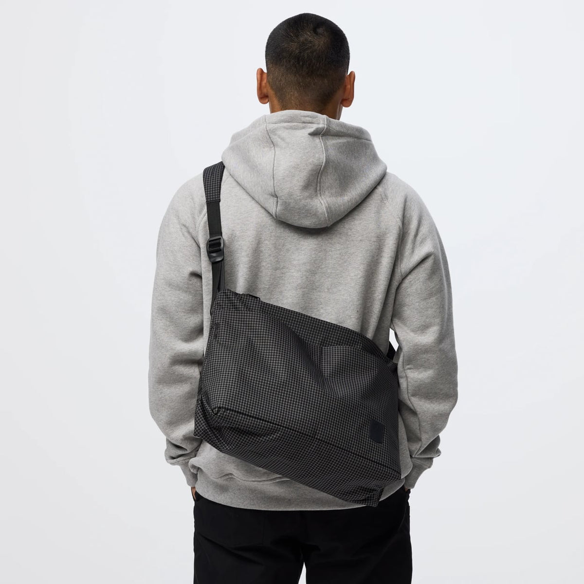 FJÄLLRÄVEN HIGH COAST PRO SHOULDER BAG - BLACK